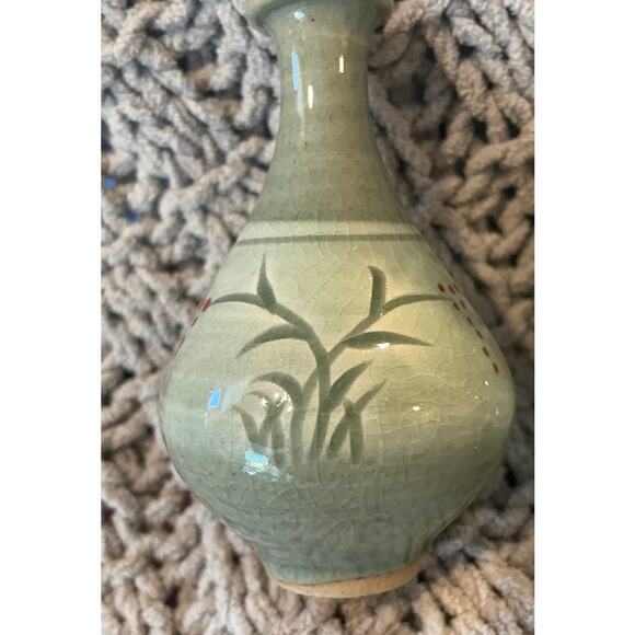 Set of 3 Vintage Miniature Celadon Green Vases - Picture 2 of 4